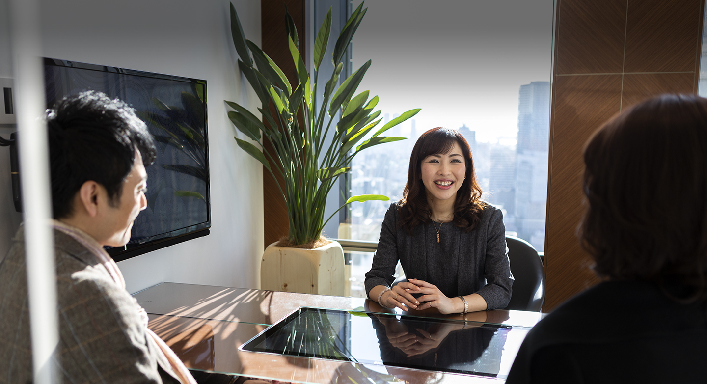 Sales Team Member meeting with future Owners