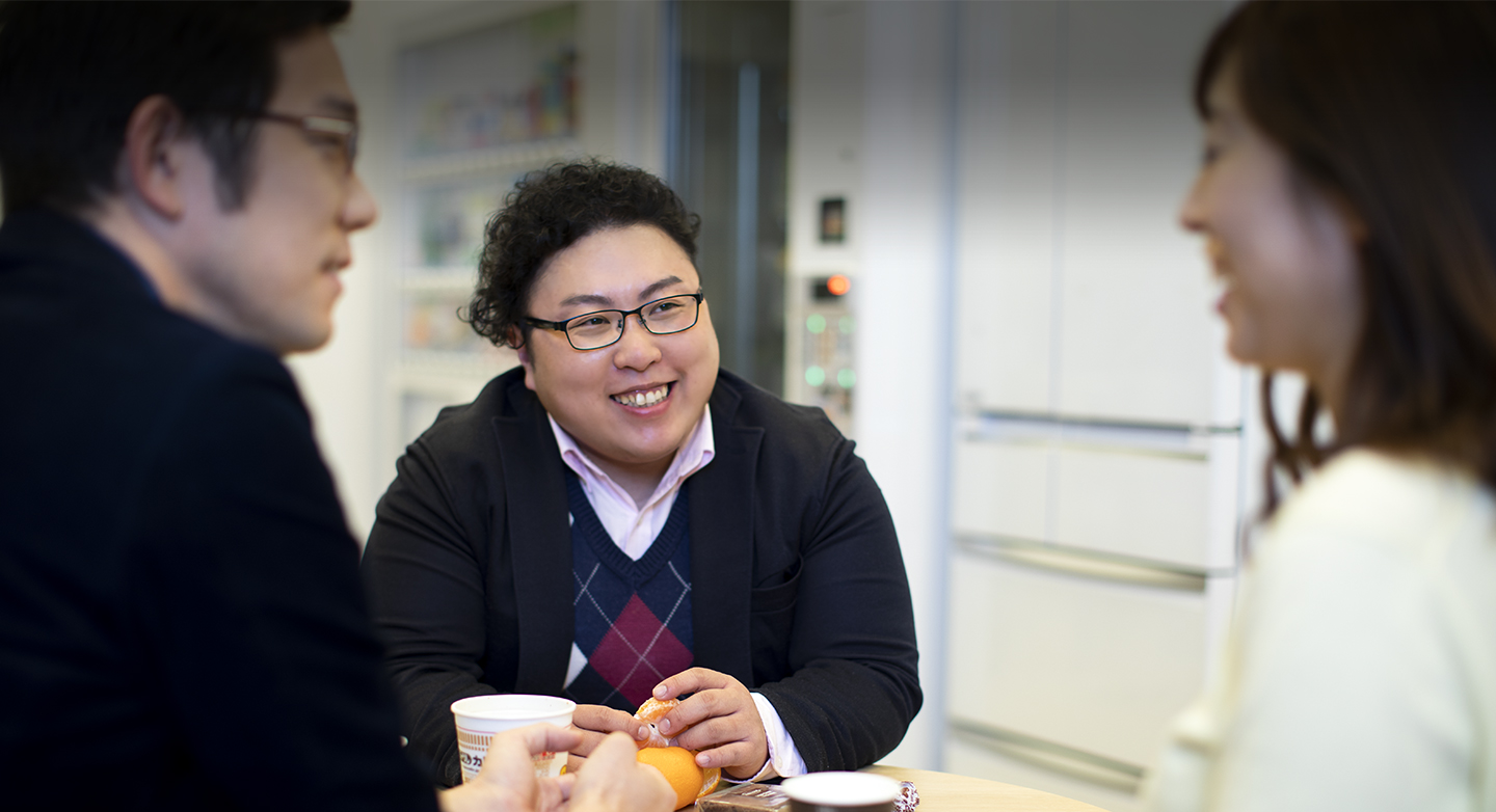 お客様にプレゼンテーションを行うマーケティングチームメンバー 