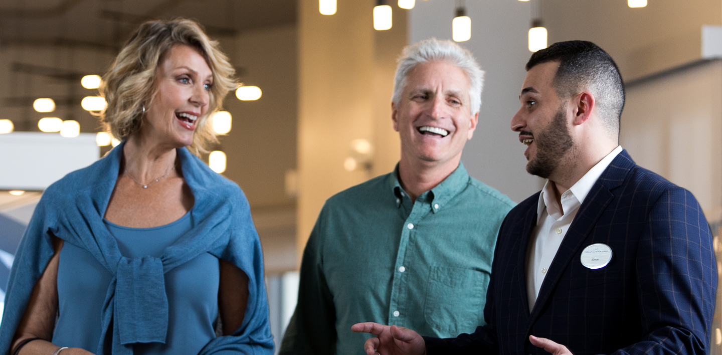 セールスチームメンバーと将来のオーナーとのミーティング